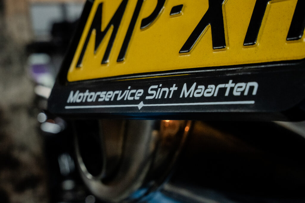 Nummerplaathouder van een motor die service heeft gekregen bij Motorservice Sint Maarten.
