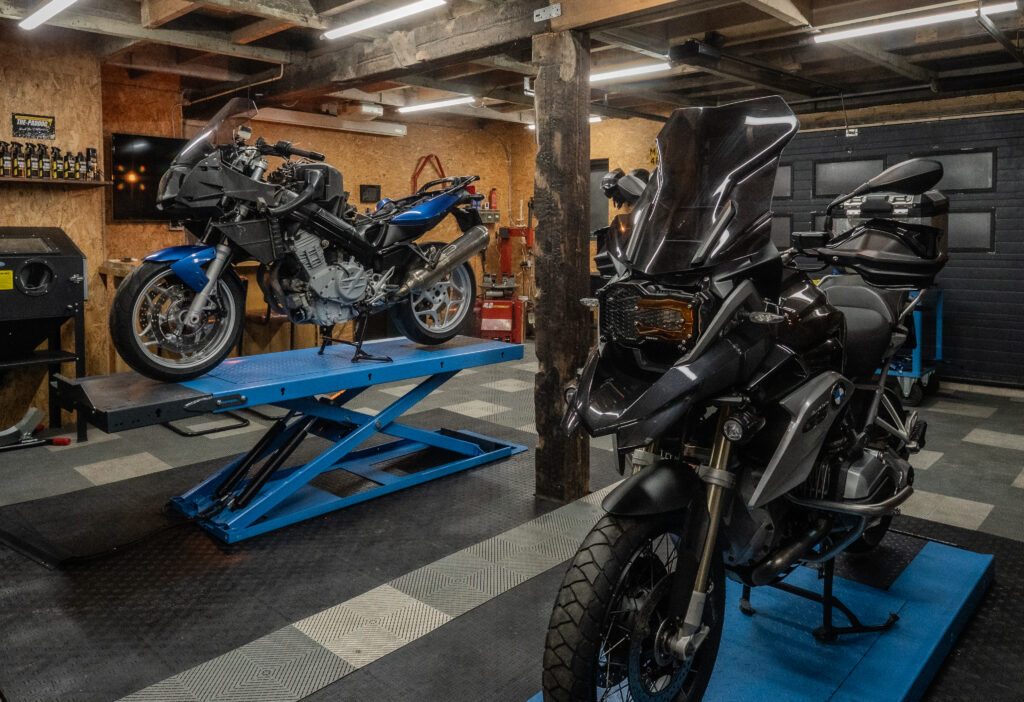 Twee motoren te koop bij Motorservice Sint Maarten.