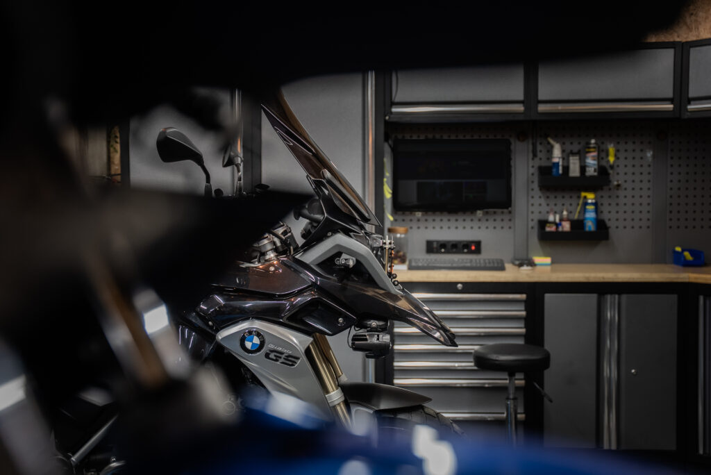 Motoren in onderhoud bij Motorservice Sint Maarten.