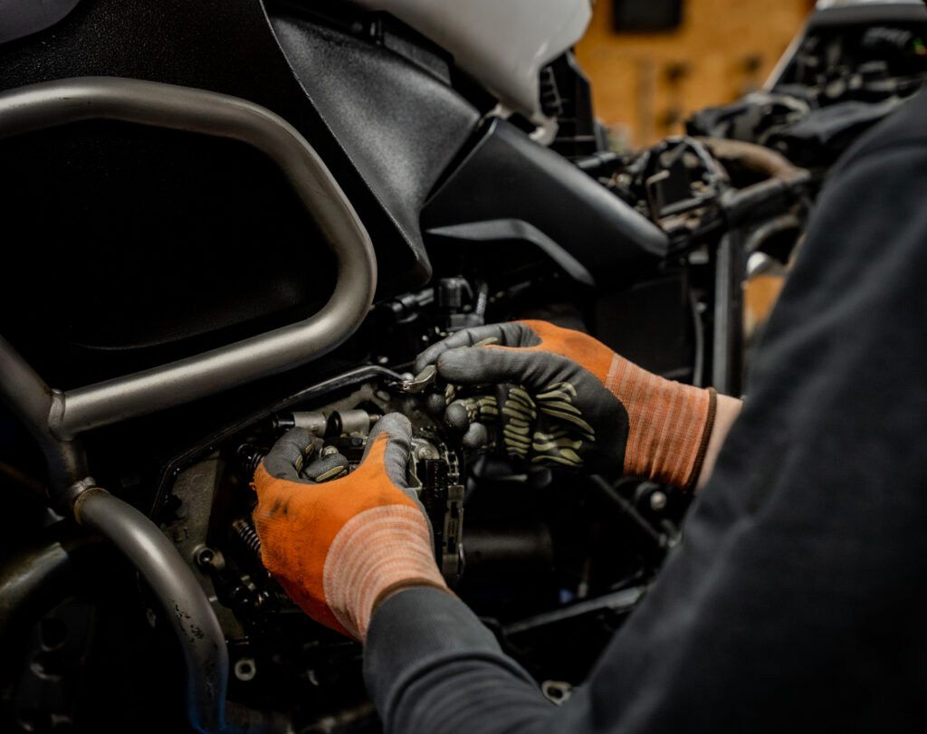 Onderhoud aan motoren wordt uitgevoerd als onderdeel van een onderhoudsbeurt een een motor