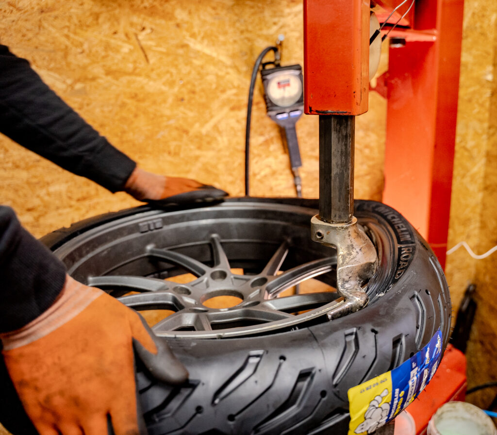 Bandenservice voor motoren op professionele wijze uitgevoerd door Motorservice Sint Maarten